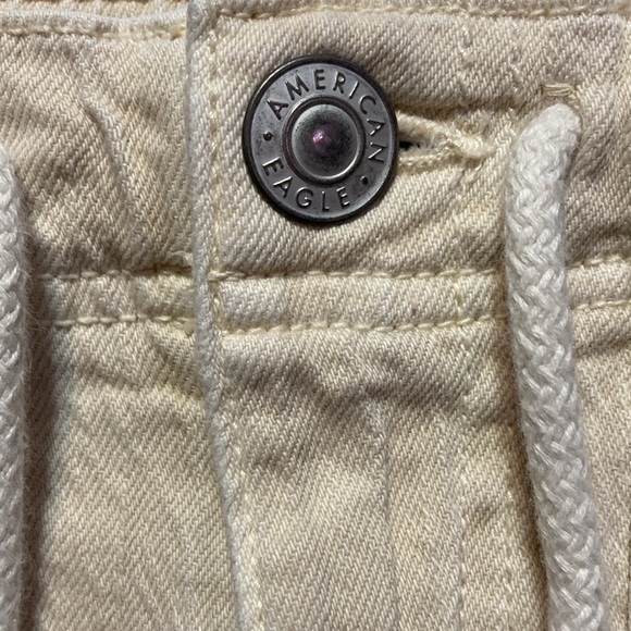 American Eagle size 4 stretch cream denim roll hem shorts EUC 11182 - Picture 2 of 6